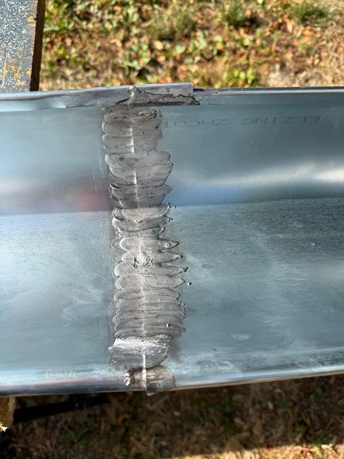 Détail soudure gouttière zinc, artisan poseur — Vaucluse