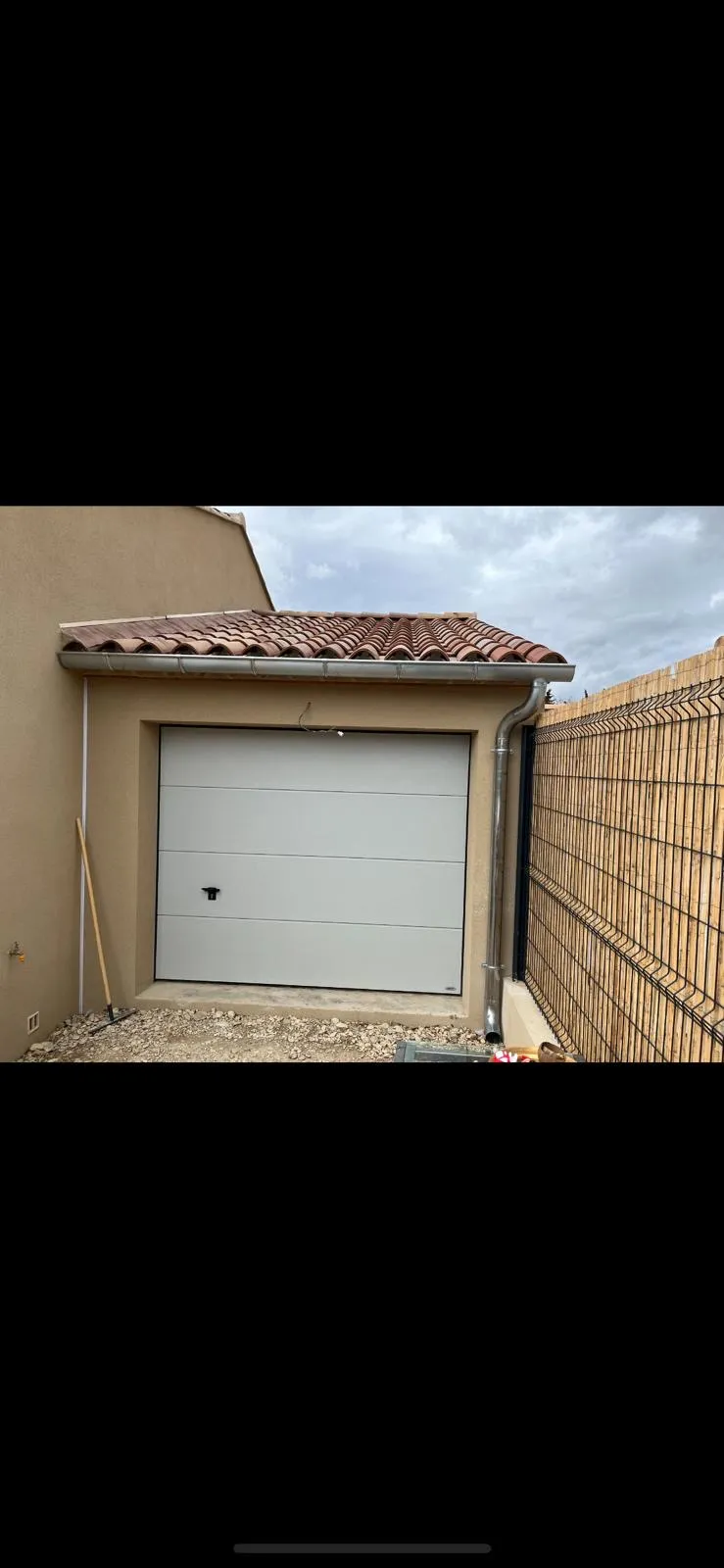 Gouttière aluminium blanc sur garage maison provençale avec tuiles — Vaucluse