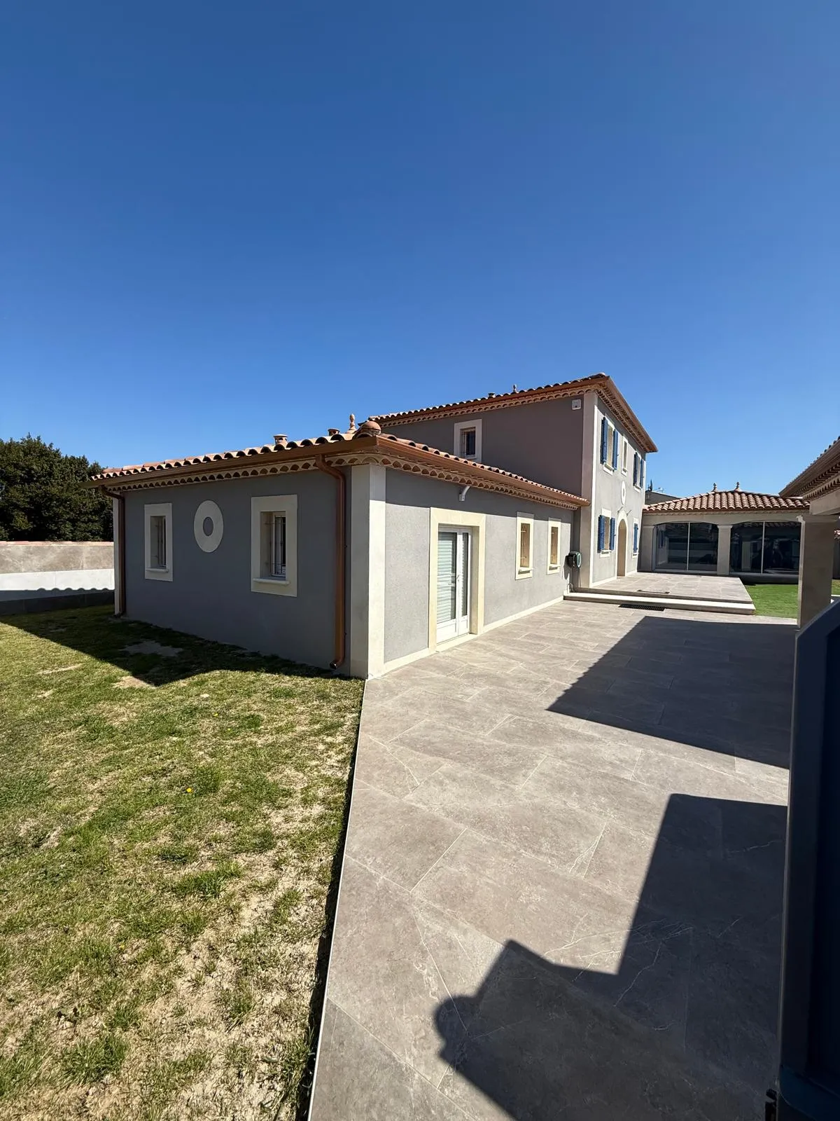 Réalisation gouttière aluminium gris sur villa provençale — Gouttière Design Vaucluse