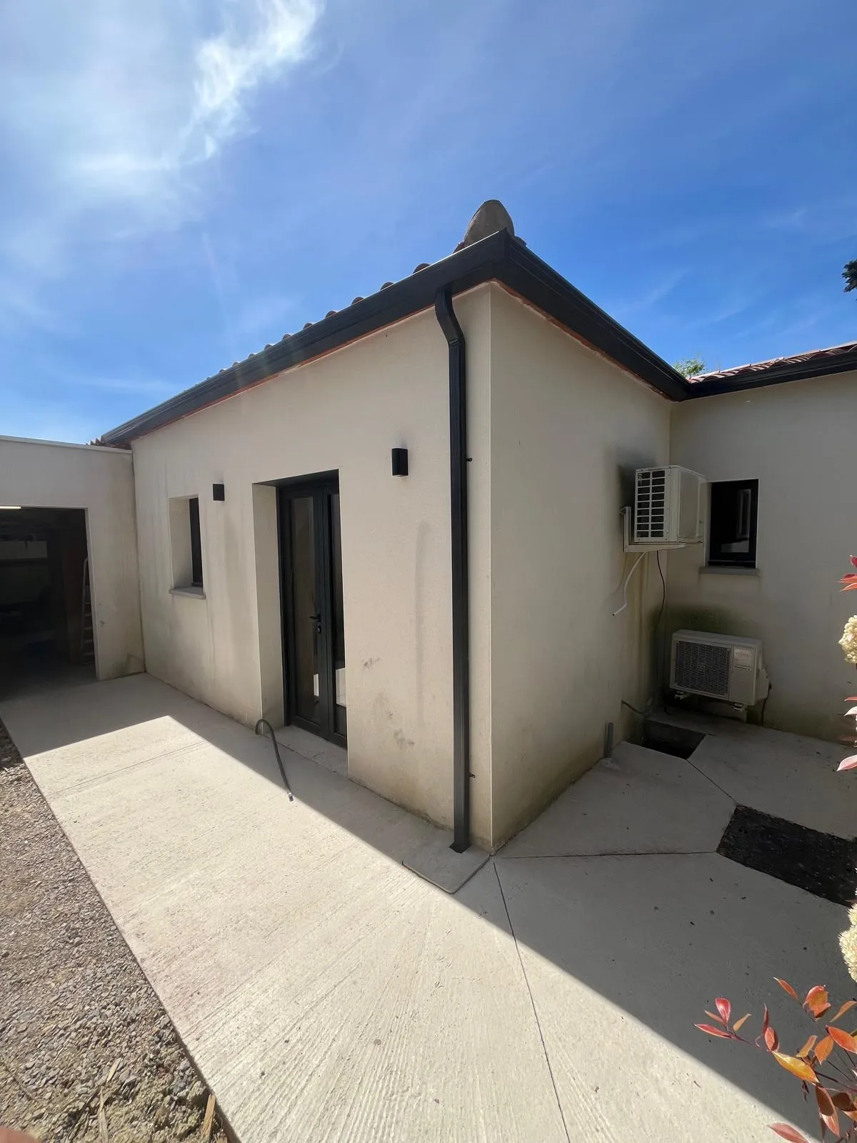 Descente gouttière aluminium anthracite sur maison plain-pied — Vaucluse