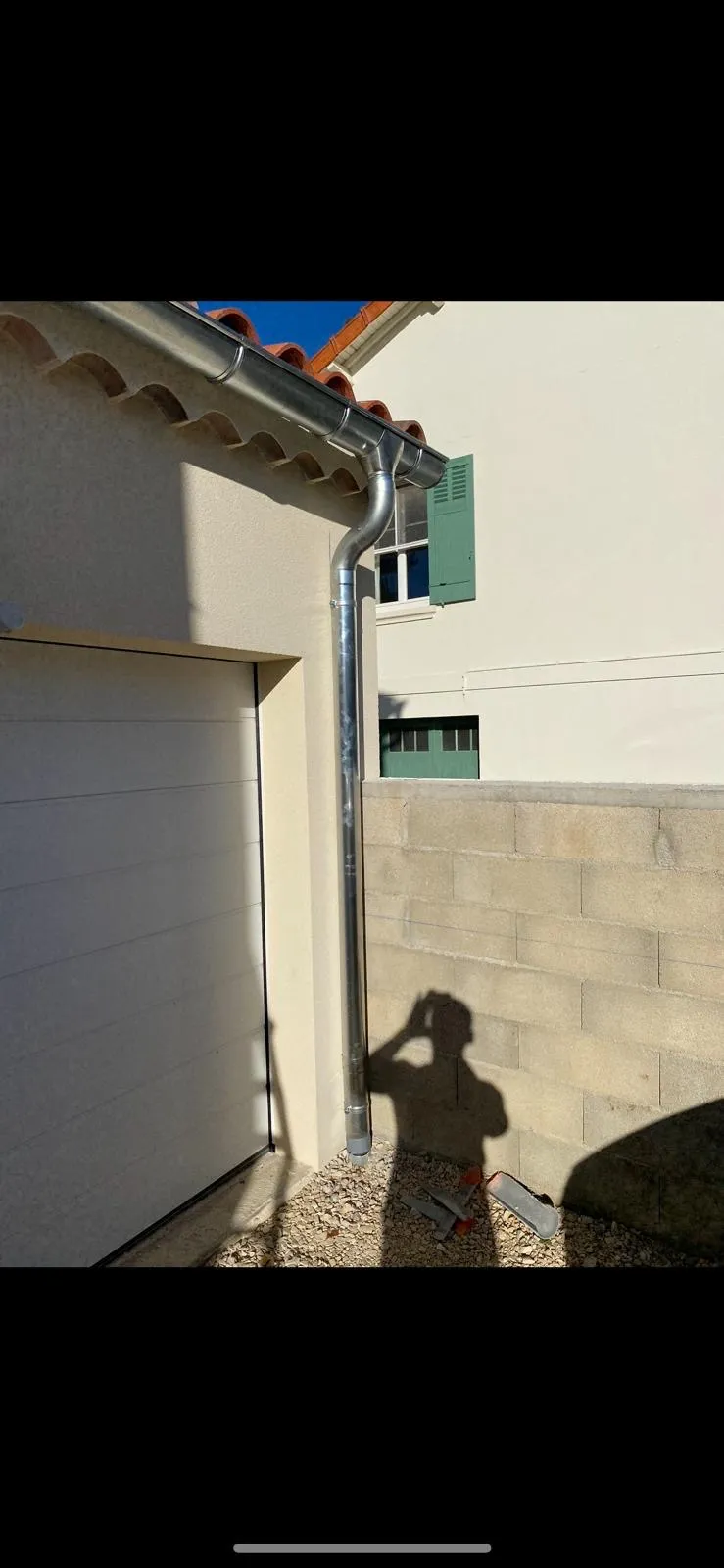 Descente aluminium gris sur garage maison provençale — Vaucluse