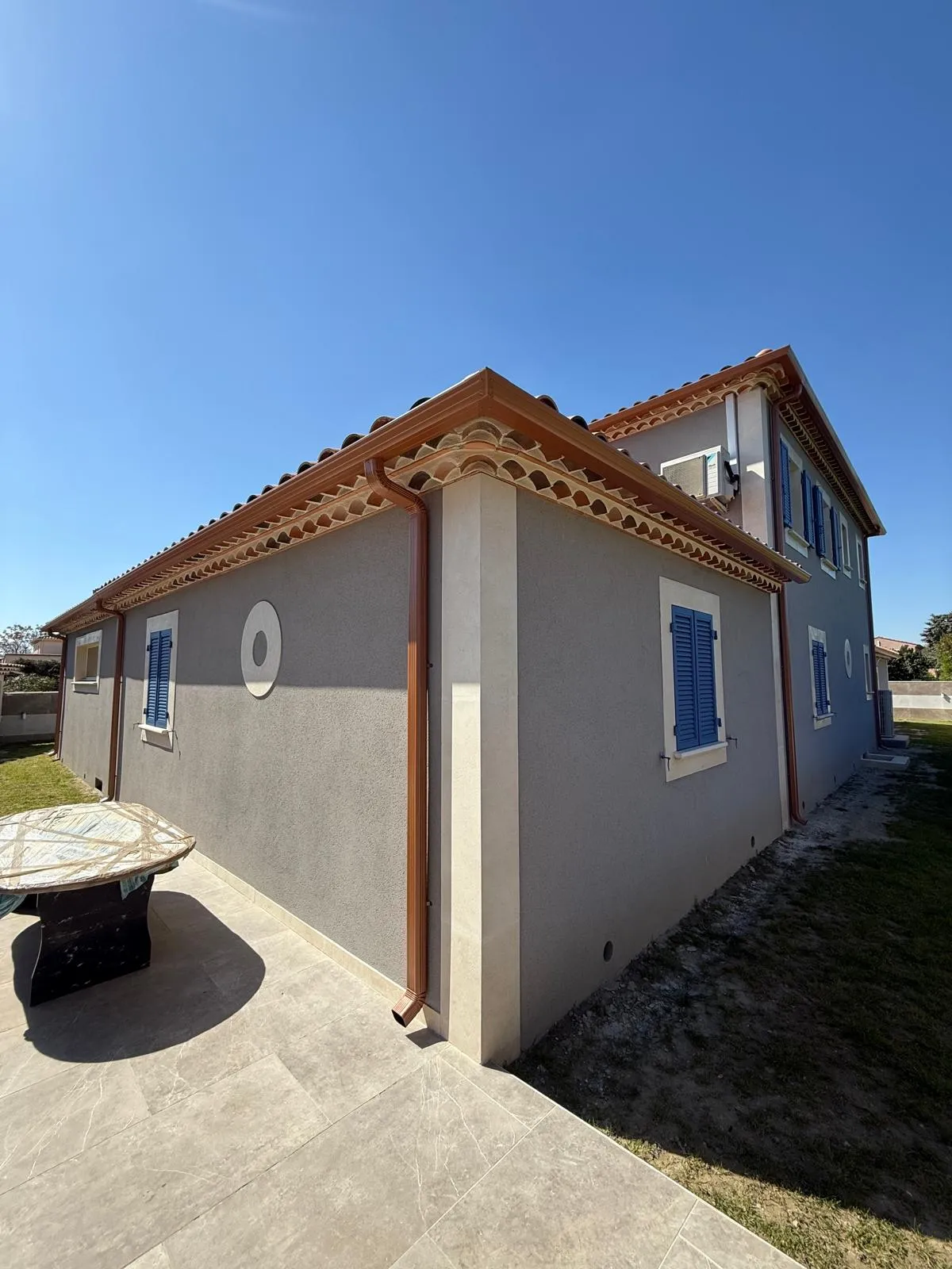 Gouttière descente aluminium marron terre cuite sur villa provençale — Vaucluse