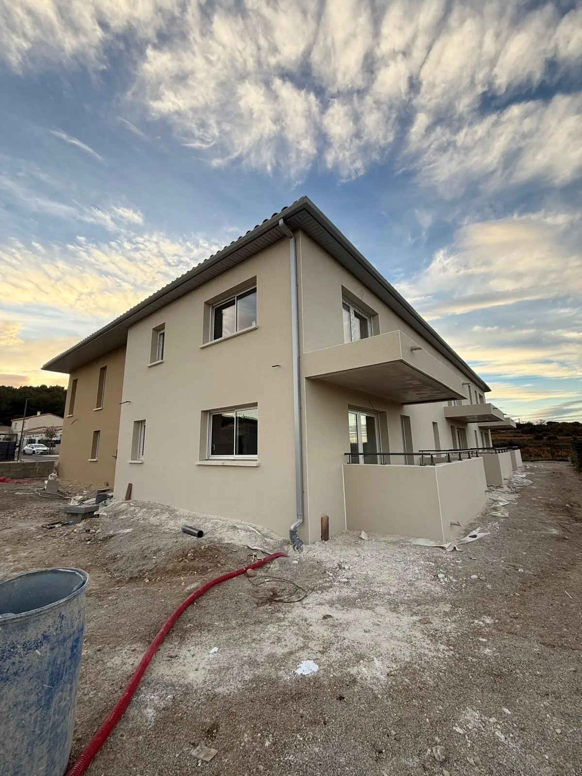 Pose gouttière aluminium gris sur maison neuve en construction — Vaucluse