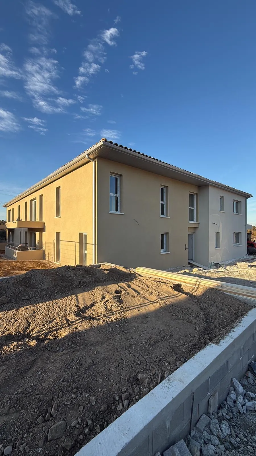 Gouttière aluminium gris sur résidence R+1 en construction — Vaucluse