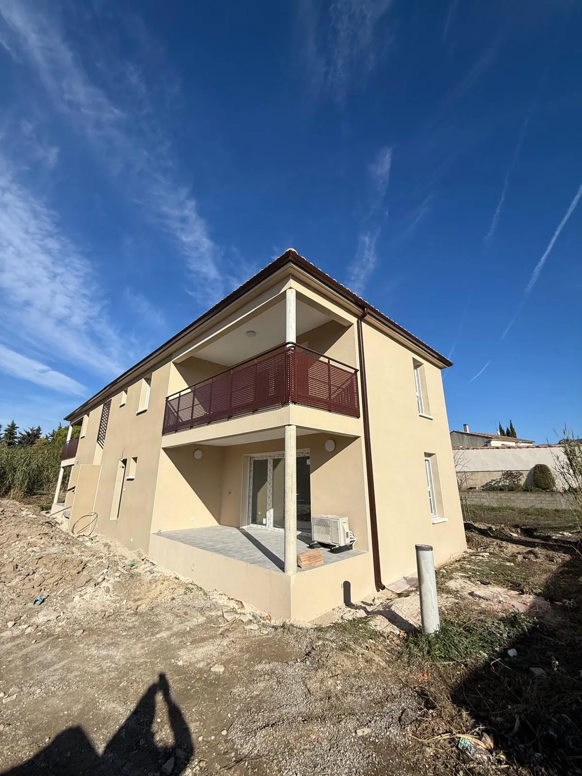 Gouttière aluminium rouge sur maison neuve avec terrasse — Vaucluse