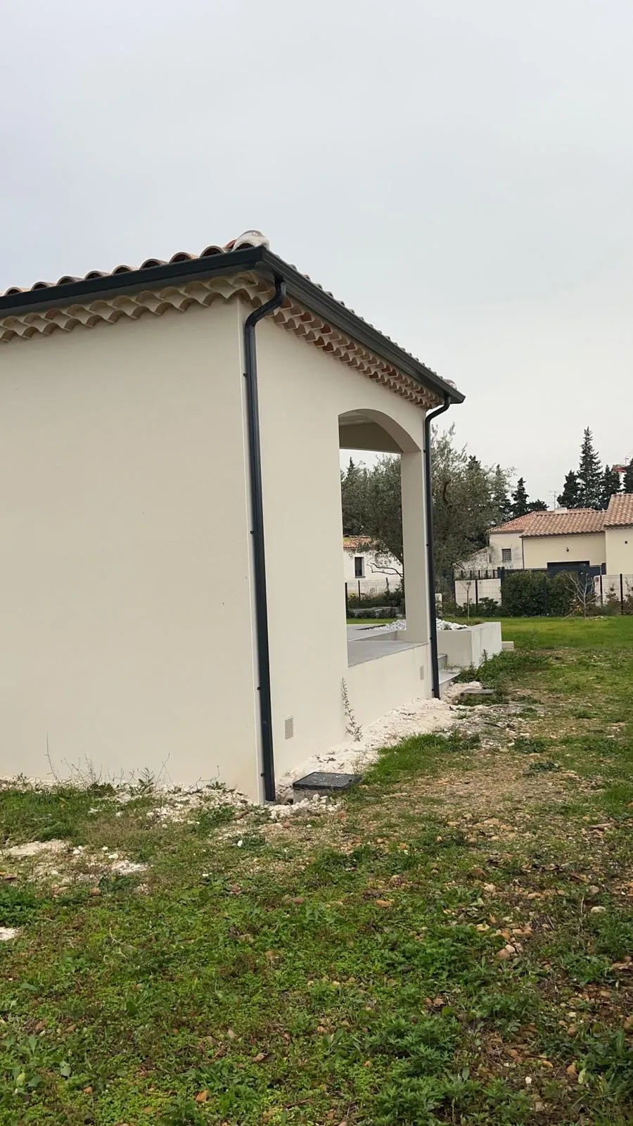 Pose gouttière et descente aluminium anthracite sur maison provençale — Vaucluse