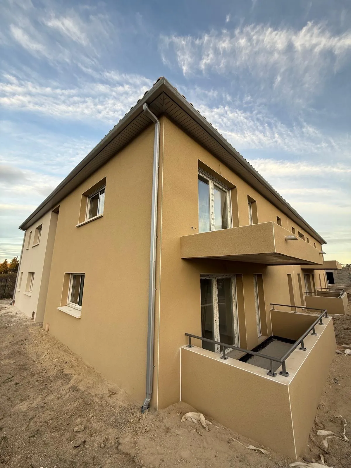Gouttière et descente aluminium gris sur maison neuve — Vaucluse