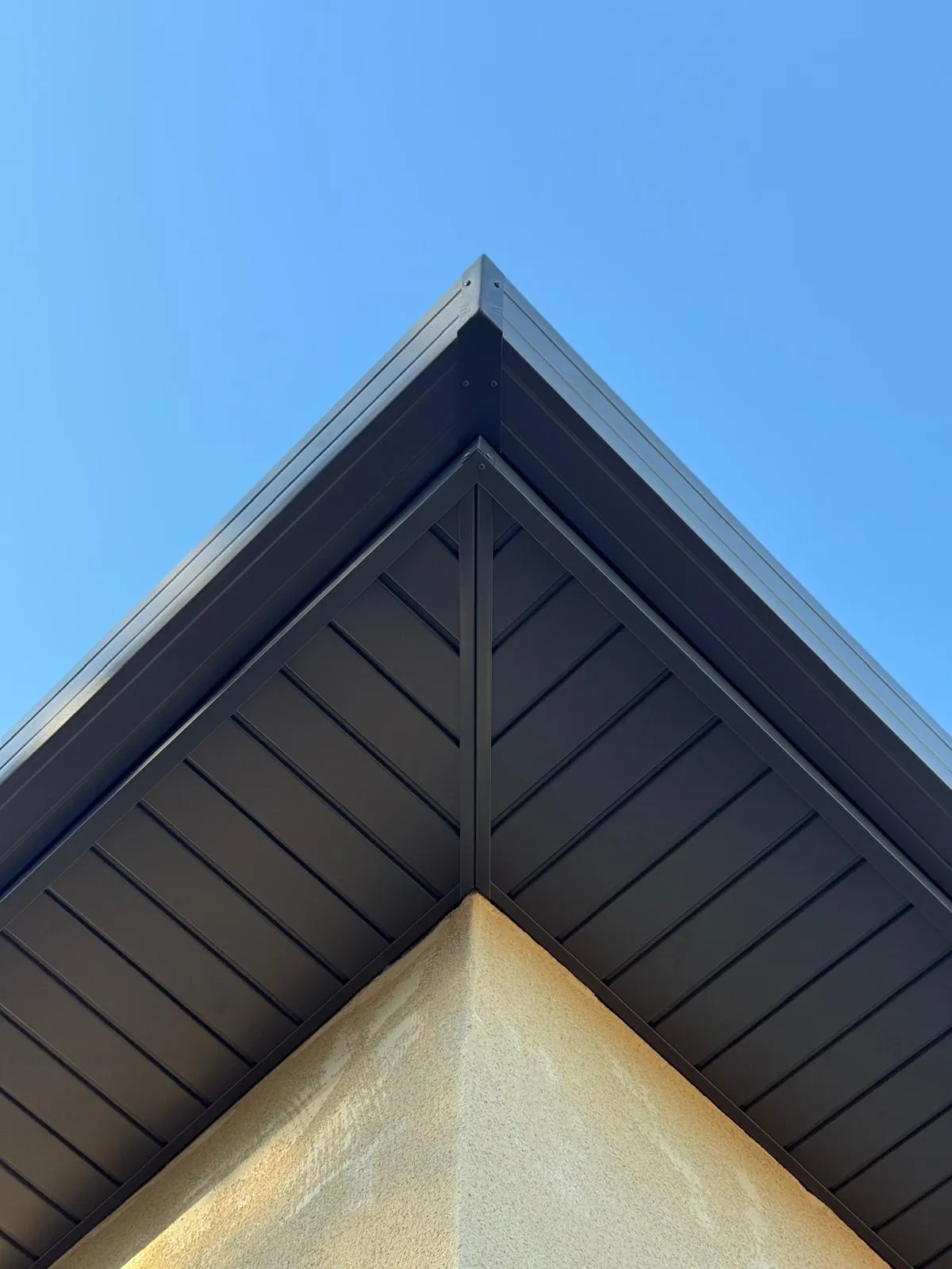 Sous-face aluminium anthracite sur maison contemporaine, angle débord — Vaucluse