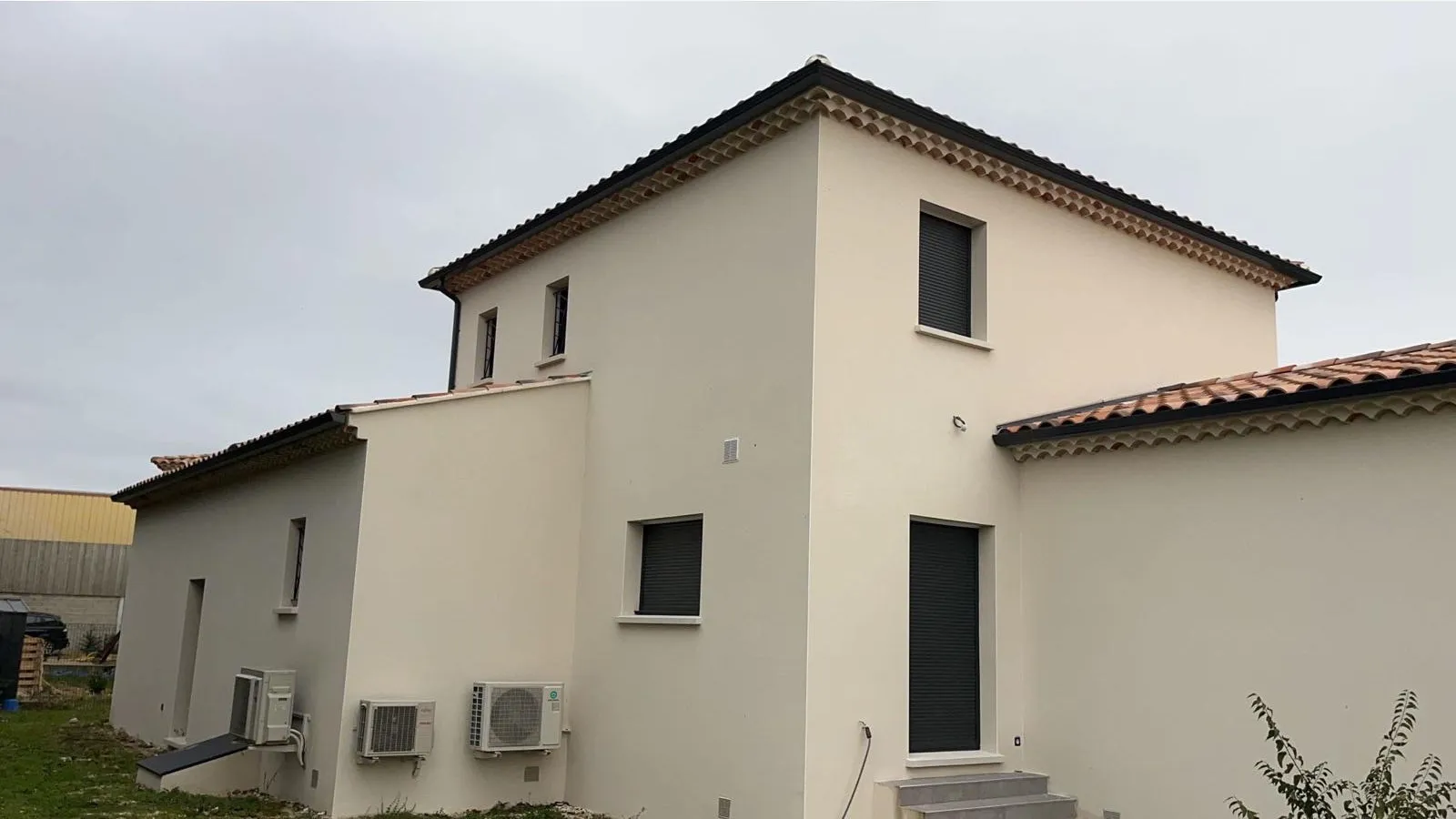 Sous-face aluminium gris sur immeuble résidentiel — Vaucluse