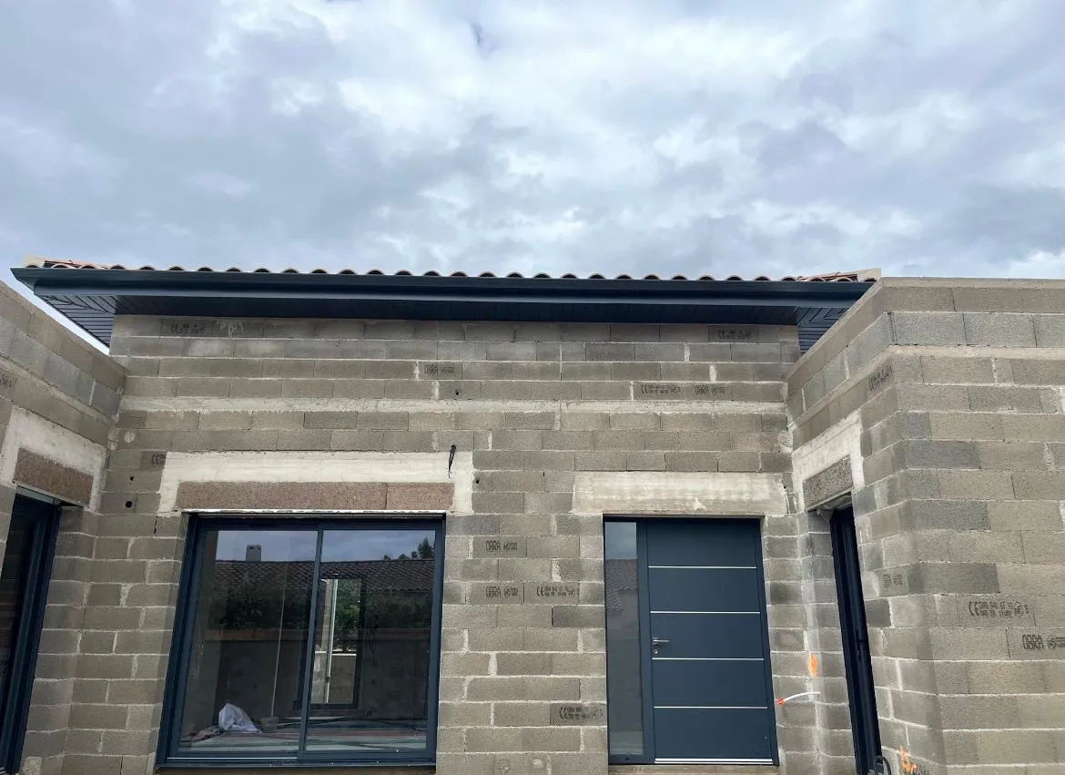 Sous-face et gouttière aluminium anthracite sur construction en pierre — Vaucluse