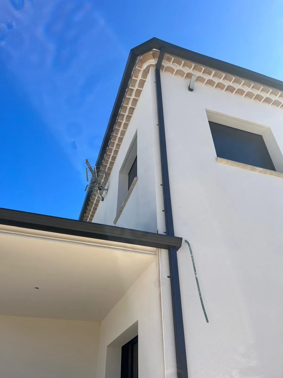 Sous-face et gouttière aluminium anthracite sur villa neuve — Vaucluse