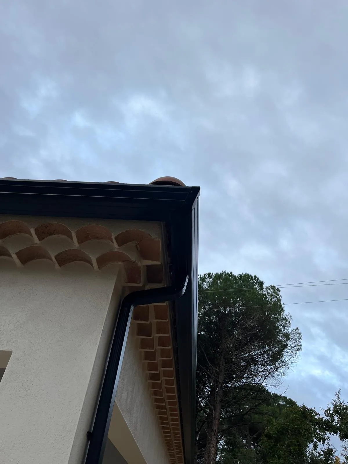 Sous-face et gouttière aluminium anthracite, villa tuiles canal — Vaucluse