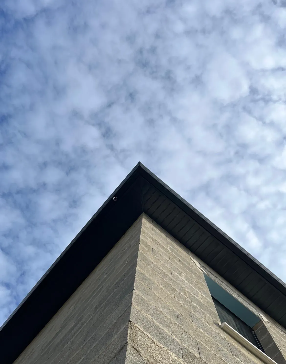 Sous-face gouttière aluminium anthracite sur maison contemporaine — Vaucluse