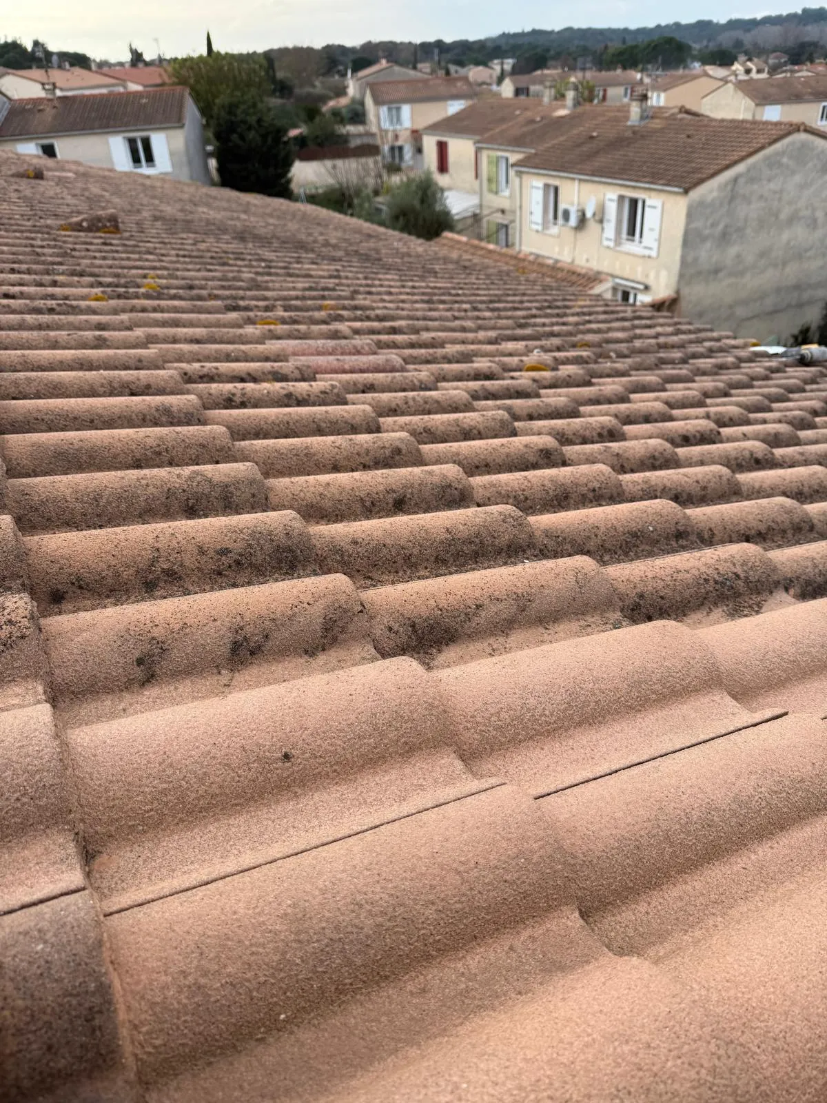 Toiture tuiles encrassées avant nettoyage haute pression — Vaucluse